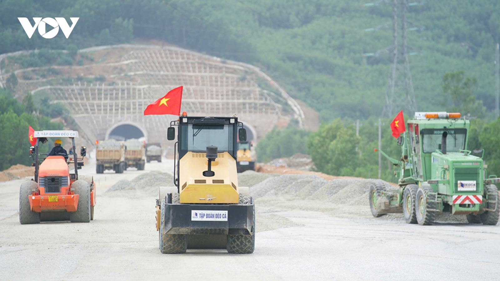 Công trường cao tốc Quảng Ngãi - Hoài Nhơn nhộn nhịp những ngày giáp Tết